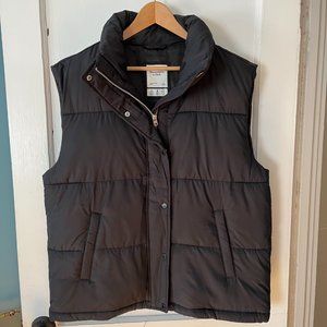 Abercrombie & Fitch black puffer vest NWT L